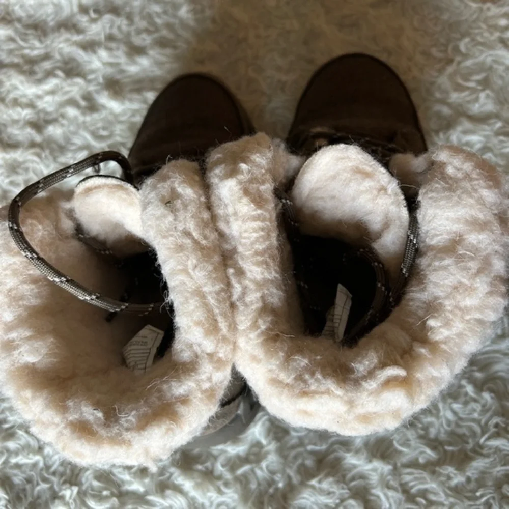 BearPaw Tan Winter Boots with Cream‎ Lining